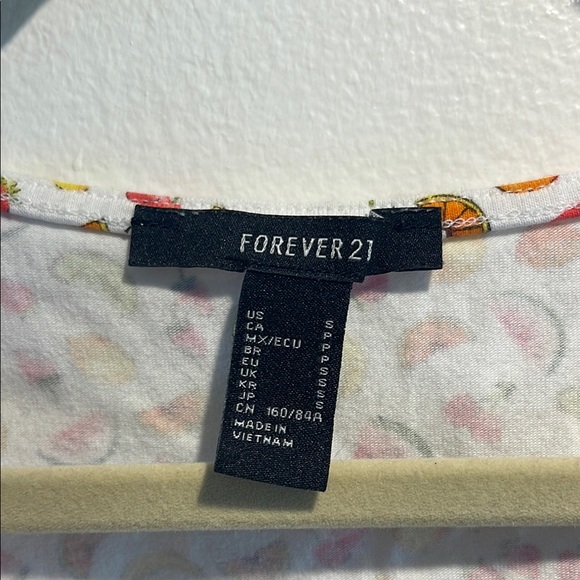 Forever 21 Light Cream Fluity Wrap V-Neck Short Sleeve Crop Top Size Small - Picture 3 of 4